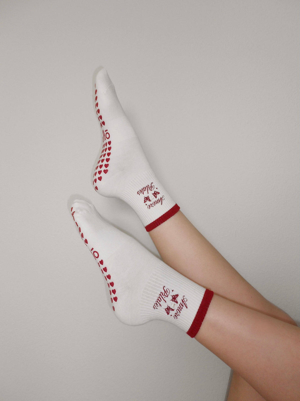 AMORE PILATES CREW GRIP SOCKS - CREAM/RED: M-L