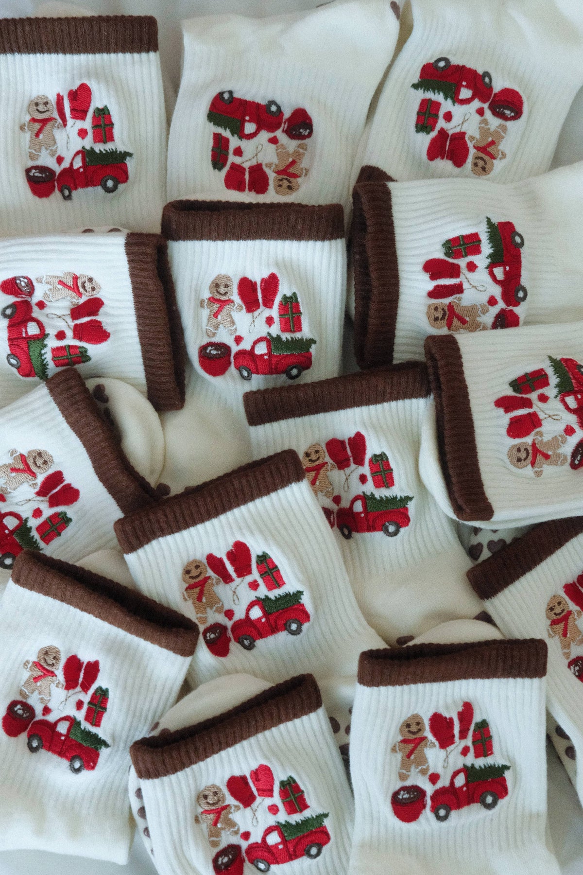 GINGERBREAD LANE CREW GRIP SOCKS - CREAM/BROWN: M-L